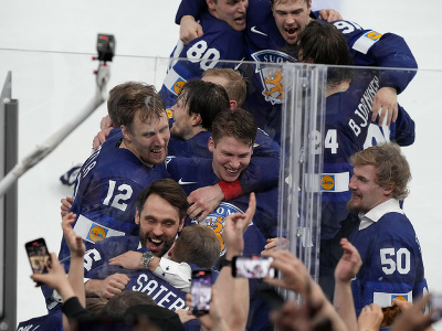 Fínski hokejisti oslavujú titul majstrov sveta