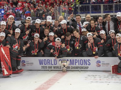 Mladíci Kanady s víťaznou trofejou