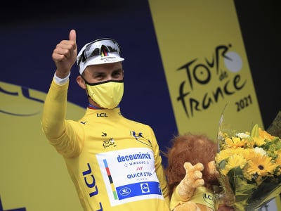 Na snímke francúzsky cyklista Julian Alaphilippe sa teší na pódiu v žltom drese