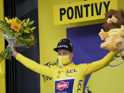 Na snímke Holanďan Mathieu Van Der Poel oslavuje na pódiu žltý dres vedúceho pretekára