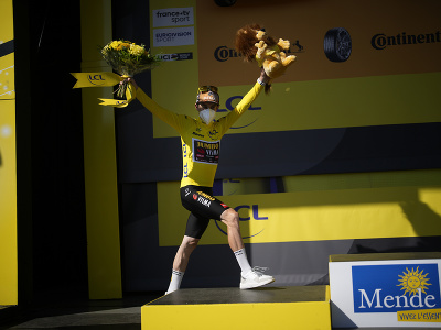 Dánsky cyklista Jonas Vingegaard z tímu Jumbo-Visma oslavuje na pódiu žltý dres vedúceho pretekára v celkovom priebežnom poradí po 14. etape Tour.
