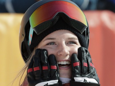Kanadská akrobatická lyžiarka Cassie Sharpová získala na ZOH v Pjongčangu zlatú medailu na U-rampe