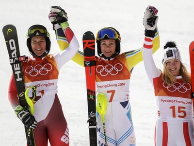 Švédska lyžiarka Frida Hansdotterová (uprostred) získala na ZOH v Pjongčangu zlatú medailu v slalome žien