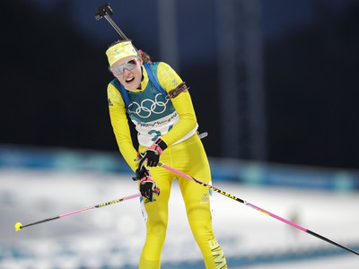 Švédska biatlonistka Hanna Öbergová v cieli vytrvalostných pretekov na 15 km 