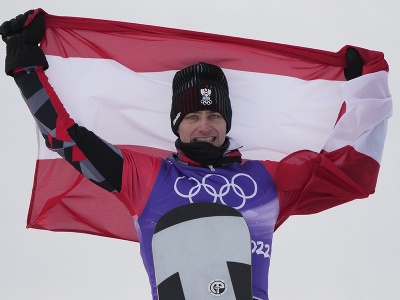 Rakúsky snoubordista Alessandro Hämmerle sa teší zo zisku zlatej medaily po finále snoubordkrosu