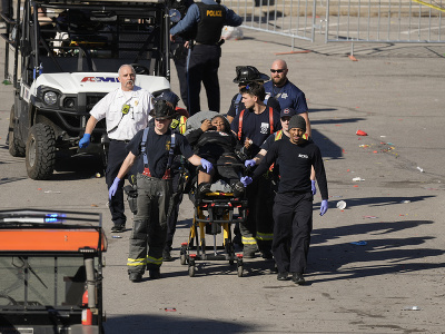 Záchranári odvážajú zranenú osobu pri streľbe počas osláv víťazstva a titulu Super Bowlu tímu amerických futbalistov Kansas City Chiefs v uliciach Kansas City