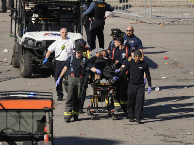 Záchranári odvážajú zranenú osobu pri streľbe počas osláv víťazstva a titulu Super Bowlu tímu amerických futbalistov Kansas City Chiefs v uliciach Kansas City