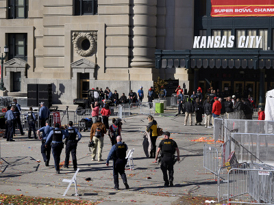 Policajti vyšetrujú po streľbe počas osláv víťazstva a titulu Super Bowlu tímu amerických futbalistov Kansas City Chiefs v uliciach Kansas City