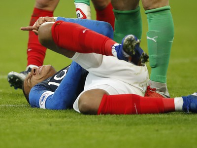 Zranený Kylian Mbappé v bolestiach na trávniku