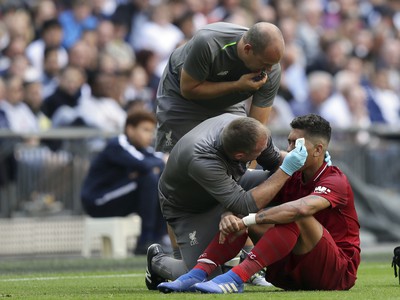 Útočníka Roberta Firmina z anglického futbalového klubu FC Liverpool previezli do nemocnice s poraneným ľavým okom