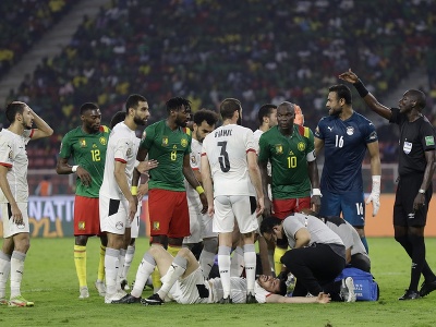 Egyptský futbalista Mahmoud Hamdy El-Wensh je ošetrovaný lekármi v semifinálovom zápase Kamerun - Egypt na Africkom pohári národov