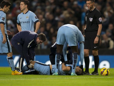 Sergio Agüero si v zápase proti Evertonu poranil koleno 
