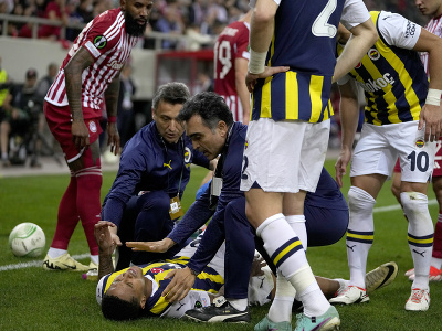Zranený futbalista Fenerbahce Jayden Oosterwold leží na trávniku