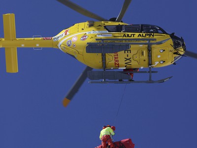 Zranená Rosina Schneebergerová transportovaná vrtuľníkom