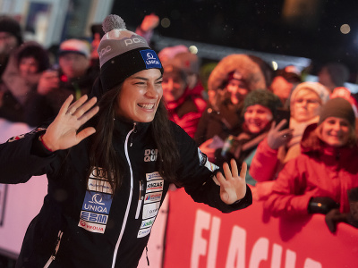 Česká lyžiarka Martina Dubovská prichádza na žreb štartovacích čísel na utorkový nočný slalom Svetového pohára žien v rakúskom Flachau