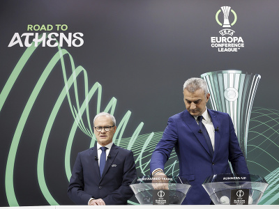 Komisár UEFA Giorgio Marchetti a ambasádor Konferenčnej ligy Traianos Dellas očas žrebu