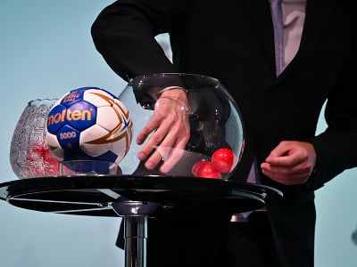 Na snímke žrebovacie loptičky počas tlačovej konferencie k žrebu Niké Handball extraligy na sezónu 2024/2025