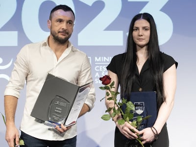Na snímke vpravo zápasníčka Zsuzsanna Molnárová a jej tréner Attila Raisz počas slávnostného odovzdávania ocenení Športovec NŠC 2023