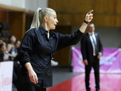 Na snímke hlavná trénerka Slávie Banská Bystrica Zuzana Žirková gestikuluje počas zápasu