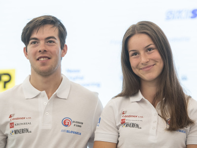 Na snímke slovenskí reprezentanti v behu na lyžiach Laura Roglová a Andrej Renda počas tlačovej konferencie Zväzu slovenského lyžovania (ZSL) 10. októbra 2022 v Bratislave.