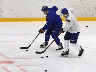 Slovenskí hokejisti trénujú počas mediálneho termínu neoficiálneho reprezentačného zrazu pred kvalifikáciou ZOH 2022 v ICE Aréne vo Zvolene