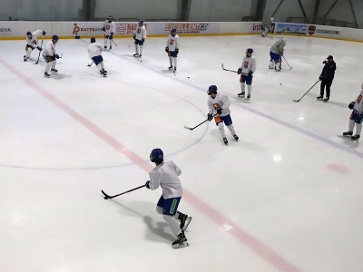 Tréning na zvolenskom ľade počas stretnutia hokejovej reprezentácie SR do 18 rokov pred odjazdom na majstrovstvá sveta U18 do Švajčiarska