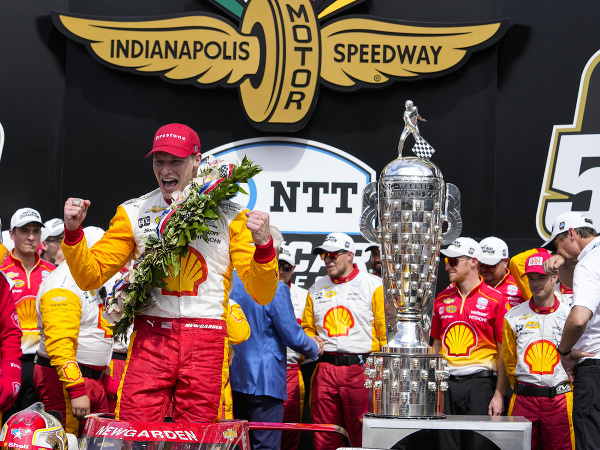 Americký motoristický pretekár Josef Newgarden vyhral podujatie 500 míľ Indianapolis.