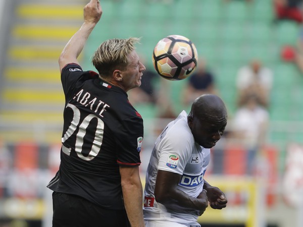 Ignazio Abate z AC Miláno v súboji o loptu