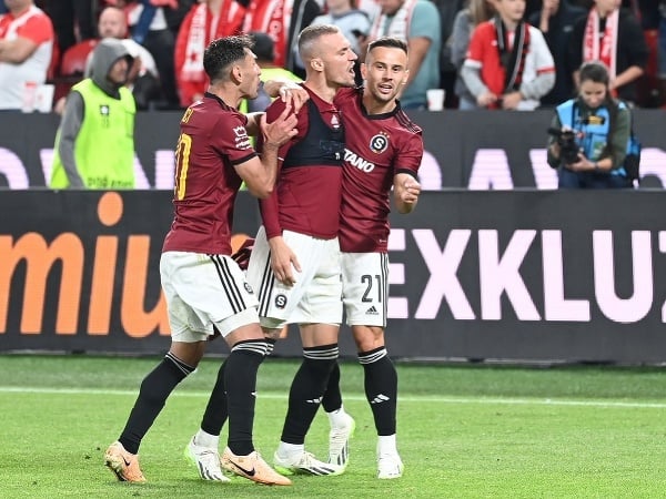 Lukáš Haraslín (v strede) oslavuje gól so spoluhráčmi
