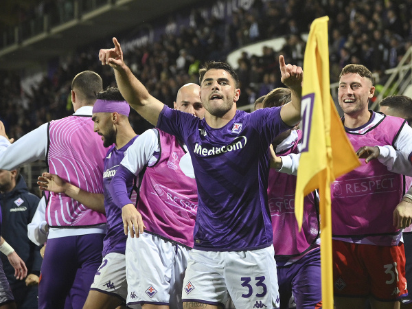 Hráči ACF Fiorentina oslavujú gól