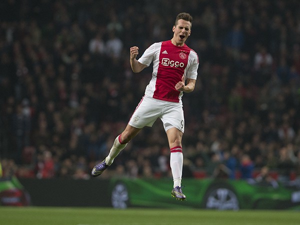 Arkadiusz Milik a jeho gólové oslavy po piatom góle Ajaxu Amsterdam