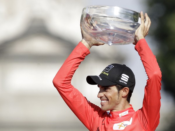 Alberto Contador s víťaznou trofejou