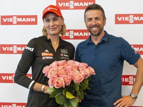 Slovenská biatlonistka Anastasia Kuzminová s kyticou ruží a jej manžel a tréner Daniel Kuzmin