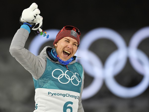 Anastasia Kuzminová sa raduje zo striebornej medaily vo vytrvalostných pretekoch na 15 km