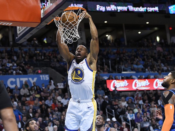 Na snímke hráč Warriors Andre Iguodala dáva kôš v zápase basketbalovej NBA Oklahoma City Thunder - Golden State Warriors