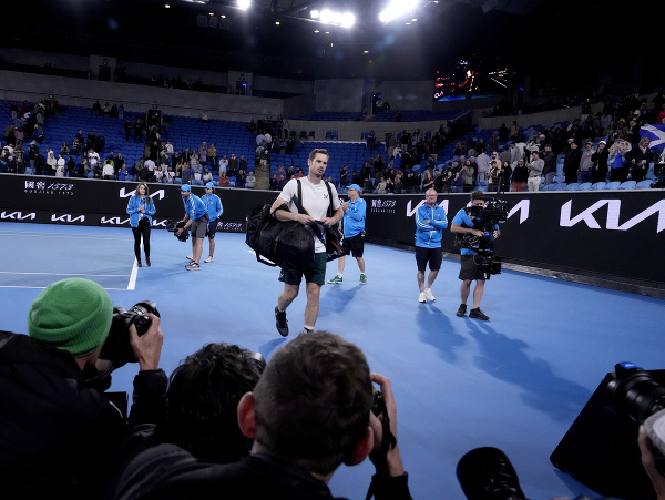 Na archívnej snímke z 20. januára 2023 britský tenista Andy Murray odchádza z kurtu od štvrtej hodine ráno po víťazstve v v päťsetovej bitke proti Austrálčanovi Thanasiovi Kokkinakisovi na grandslamovom turnaji Australian Open
