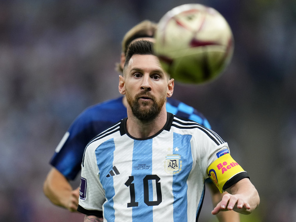 Messi sleduje loptu