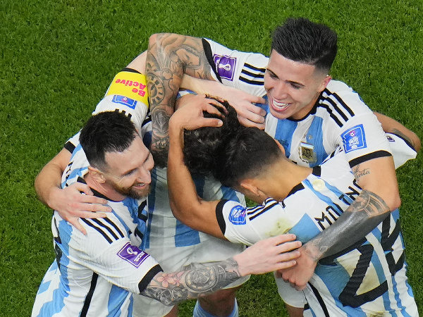 hráči Argentíny oslavujú gól