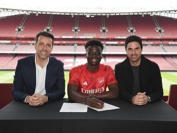 Bukayo Saka podpísal s Arsenalom nový kontrakt do roku 2027