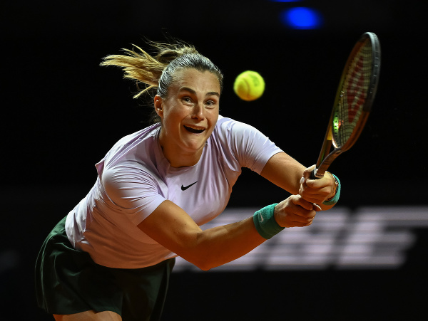 Bieloruská tenistka Aryna Sabalenková odvracia loptičku v osemfinále ženskej dvojhry proti Kanaďanke Biance Andreescuovej na antukovom tenisovom turnaji WTA v Stuttgarte