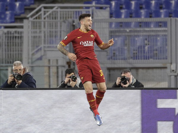 Hráč Ríma Carles Perez oslavuje gól do bránky Gentu