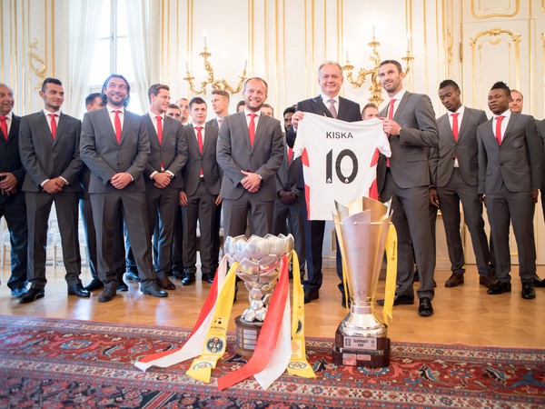 Prezident SR Andrej Kiska (uprostred) počas prijatia víťazov futbalovej ligy AS Trenčín v Prezidentskom paláci