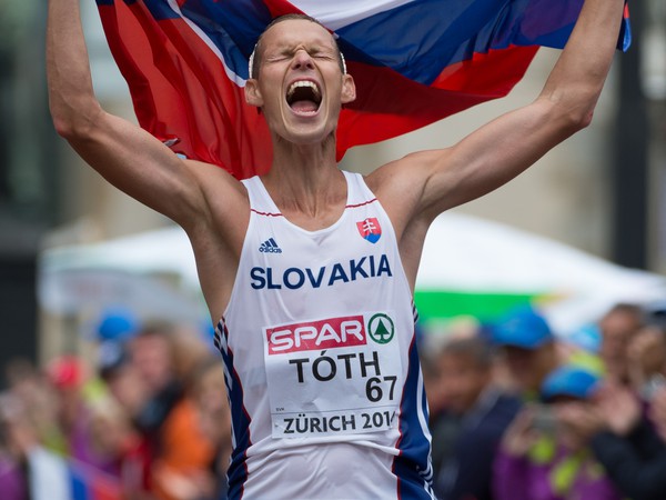 Slovenský reprezentant Matej Tóth v chôdzi na 50 km získava striebornú medailu
