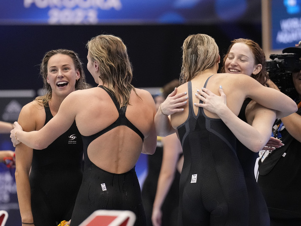 Austrálske plavkyne sa radujú zo zisku zlatej medaily a prekonania svetového rekordu