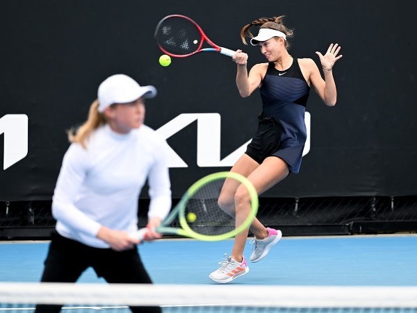 Tereza Mihalíková (vpravo) a Alexandra Sasnovičová počas štvorhry na Australian Open
