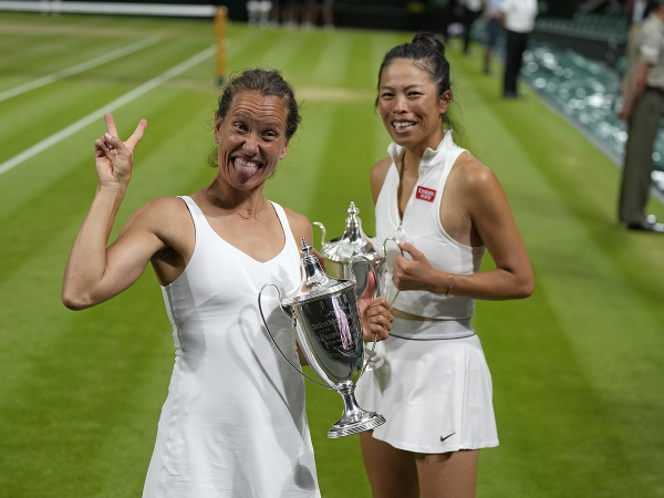 Barbora Strýcová a jej parťáčka Sie Šu-wej sa tešia zo zisku trofeje na Wimbledone