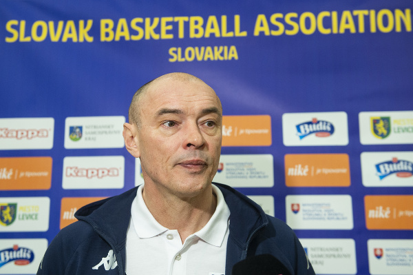 Na snímke tréner basketbalovej reprezentácie mužov SR Oleg Meleščenko počas mediálneho brífingu pred kvalifikáciou majstrovstiev Európy 22. februára 2022 v Bratislave