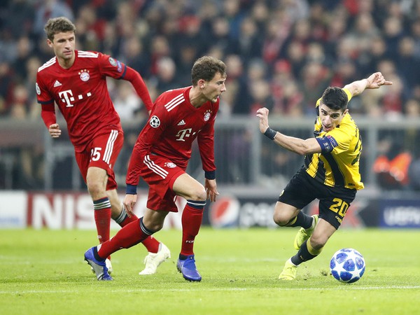 Hráči Bayernu Thomas Müller a Leon Goretzka
