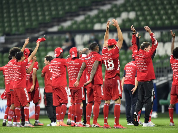 Futbalisti Bayernu Mníchov oslavuje ôsmy titul za sebou pred prázdnymi tribúnami