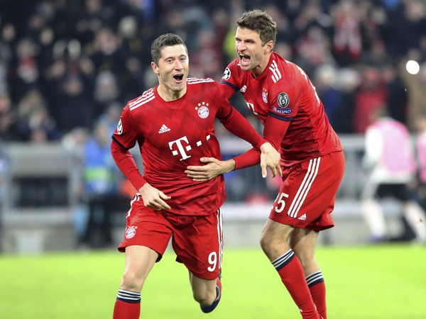 Robert Lewandowski a Thomas Müller oslavujú gól